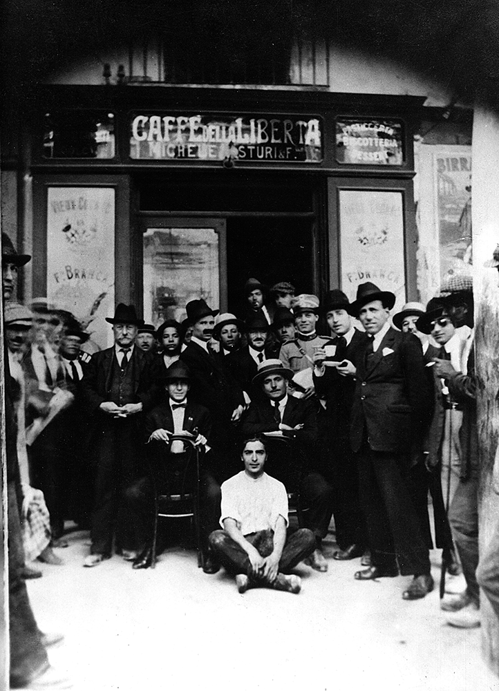 Entrata Caffè della Libertà 1908 Adolfo Asturi con clienti Crotone